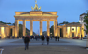 Brandenburger Tor bei Nacht (Bild: Der Weg)