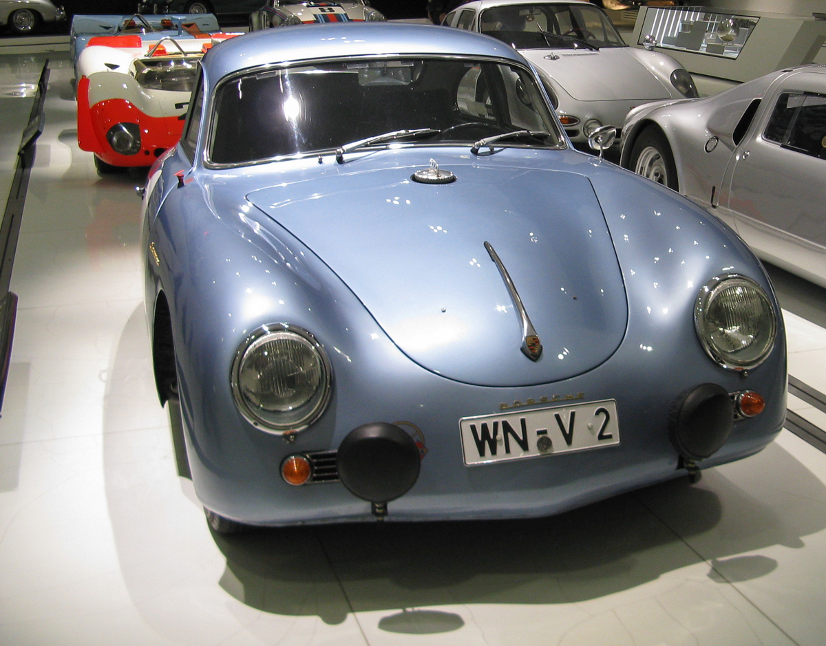 Historisches Auto im Porschemuseum (Bild: Der Weg)